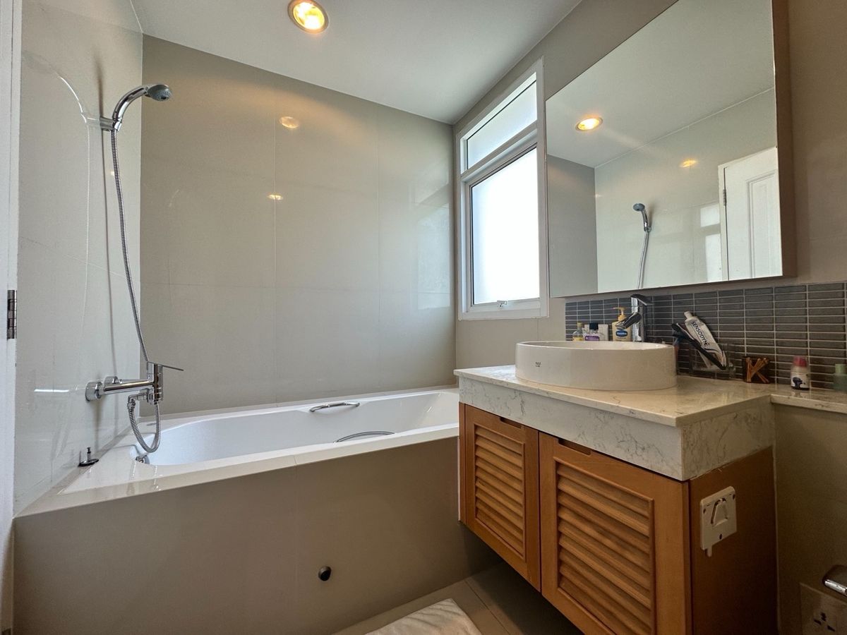 ขายคอนโดสุขุมวิท อโศก ทองหล่อ : ด่วนขายคอนโด 2 ห้องนอน ระเบียงใหญ่ วิวสระ ห้องมุม เงียบสงบเป็นส่วนตัว ยูนิตน้อย