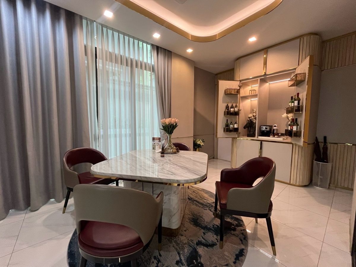 For SaleHome OfficeRamkhamhaeng, Hua Mak : 5 -storey home office for sale with private elevators in Ramkhamhaeng area with 6 parking spaces. Very good location, near Thonglor International School, Ekkamai, Golf Course, Sports Investment Camp today. Worth the long -term. Will buy and rent Or is it 