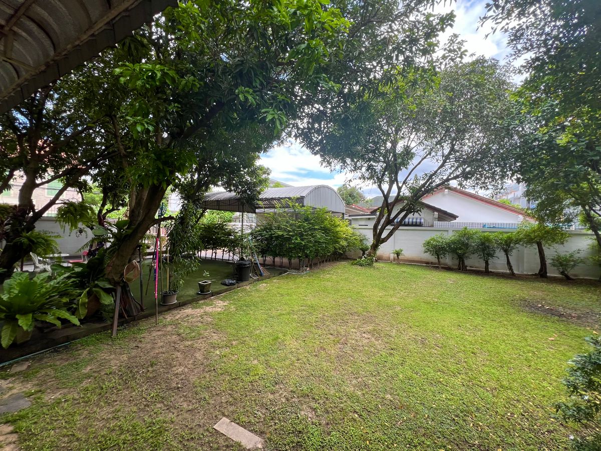 ขายบ้านเกษตร นวมินทร์ ลาดปลาเค้า : ขายบ้านเดี่ยว 3 ชั้น ทำเลทองสุคนธสวัสดิ์ พร้อมพื้นที่สวนขนาดใหญ่ เหมาะสำหรับครอบครัวใหญ่ ใกล้โรงเรียนสตรีวิทยา 2 และสิ่งอำนวยความสะดวกครบครัน