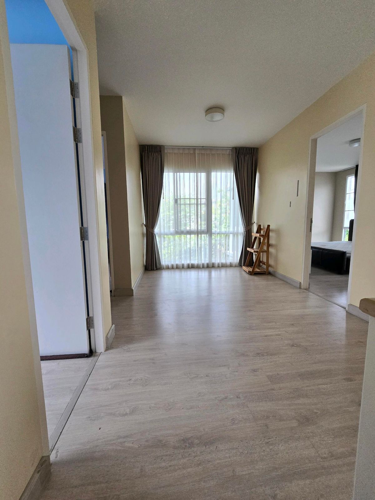 For RentHousePhutthamonthon, Salaya : Twin house, detached house (behind the corner), 4 bedrooms, 3 bathrooms, safe village, there are 24 hours of security. The house is not deep.