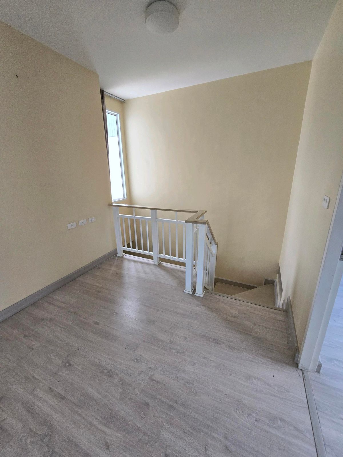 For RentHousePhutthamonthon, Salaya : Twin house, detached house (behind the corner), 4 bedrooms, 3 bathrooms, safe village, there are 24 hours of security. The house is not deep.