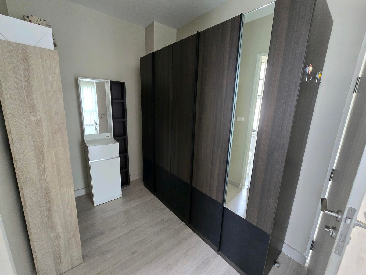 For RentHousePhutthamonthon, Salaya : Twin house, detached house (behind the corner), 4 bedrooms, 3 bathrooms, safe village, there are 24 hours of security. The house is not deep.