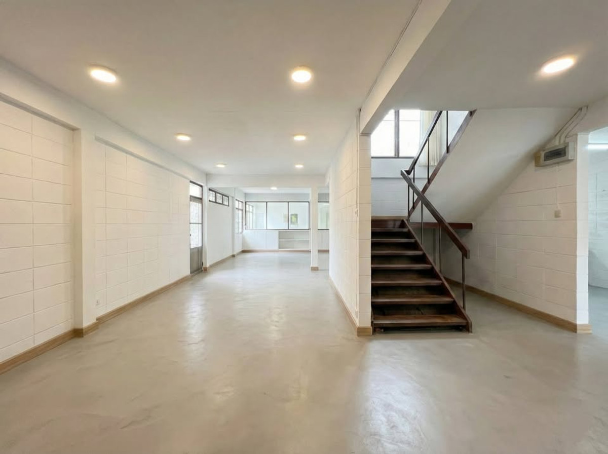 For RentHouseRattanathibet, Sanambinna : Large house with 5 bedrooms on Samakkee Road, 5 minutes to Dhurakij Pundit University.