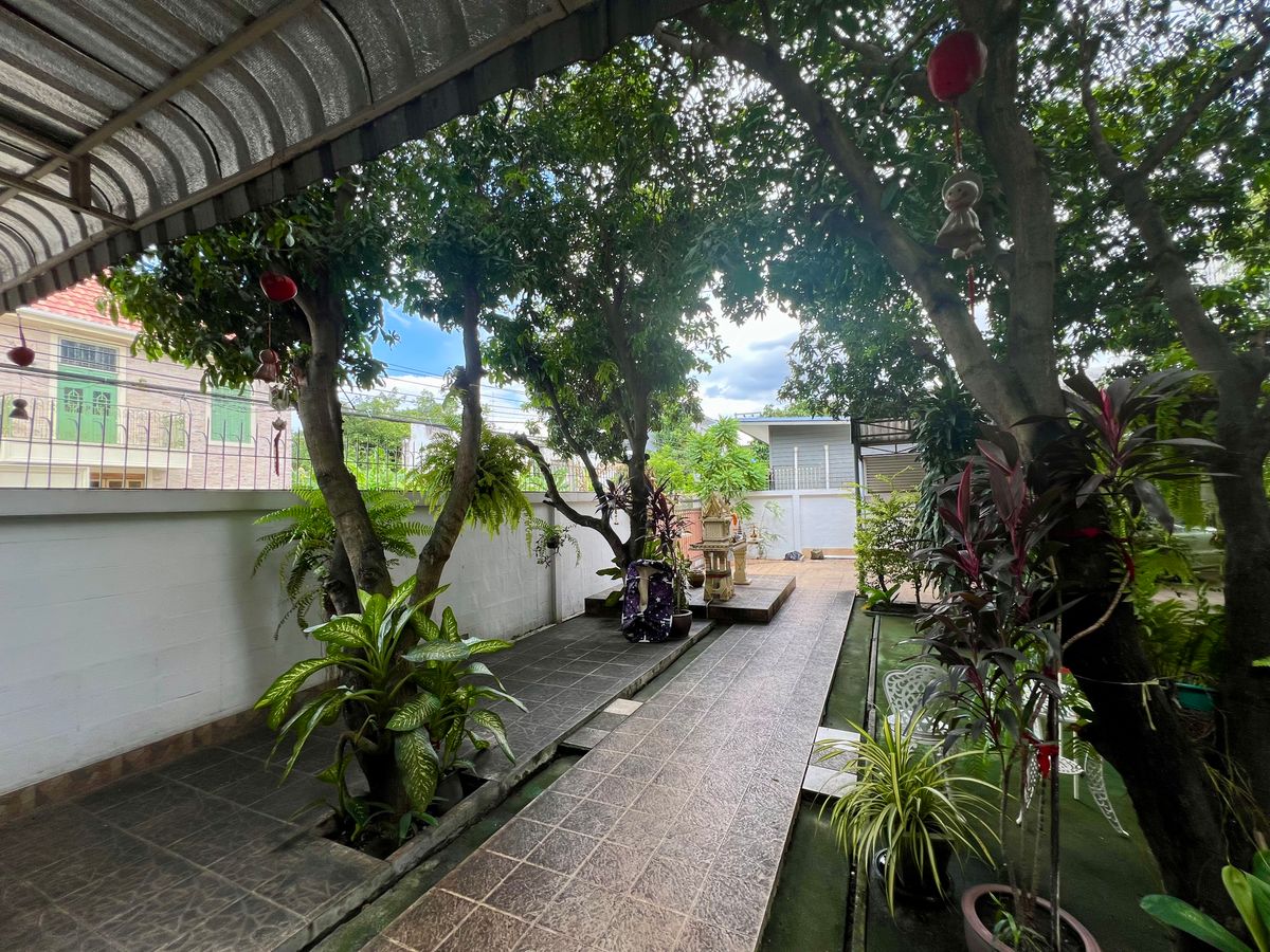 ขายบ้านเกษตร นวมินทร์ ลาดปลาเค้า : ขายบ้านเดี่ยว 3 ชั้น ทำเลทองสุคนธสวัสดิ์ พร้อมพื้นที่สวนขนาดใหญ่ เหมาะสำหรับครอบครัวใหญ่ ใกล้โรงเรียนสตรีวิทยา 2 และสิ่งอำนวยความสะดวกครบครัน