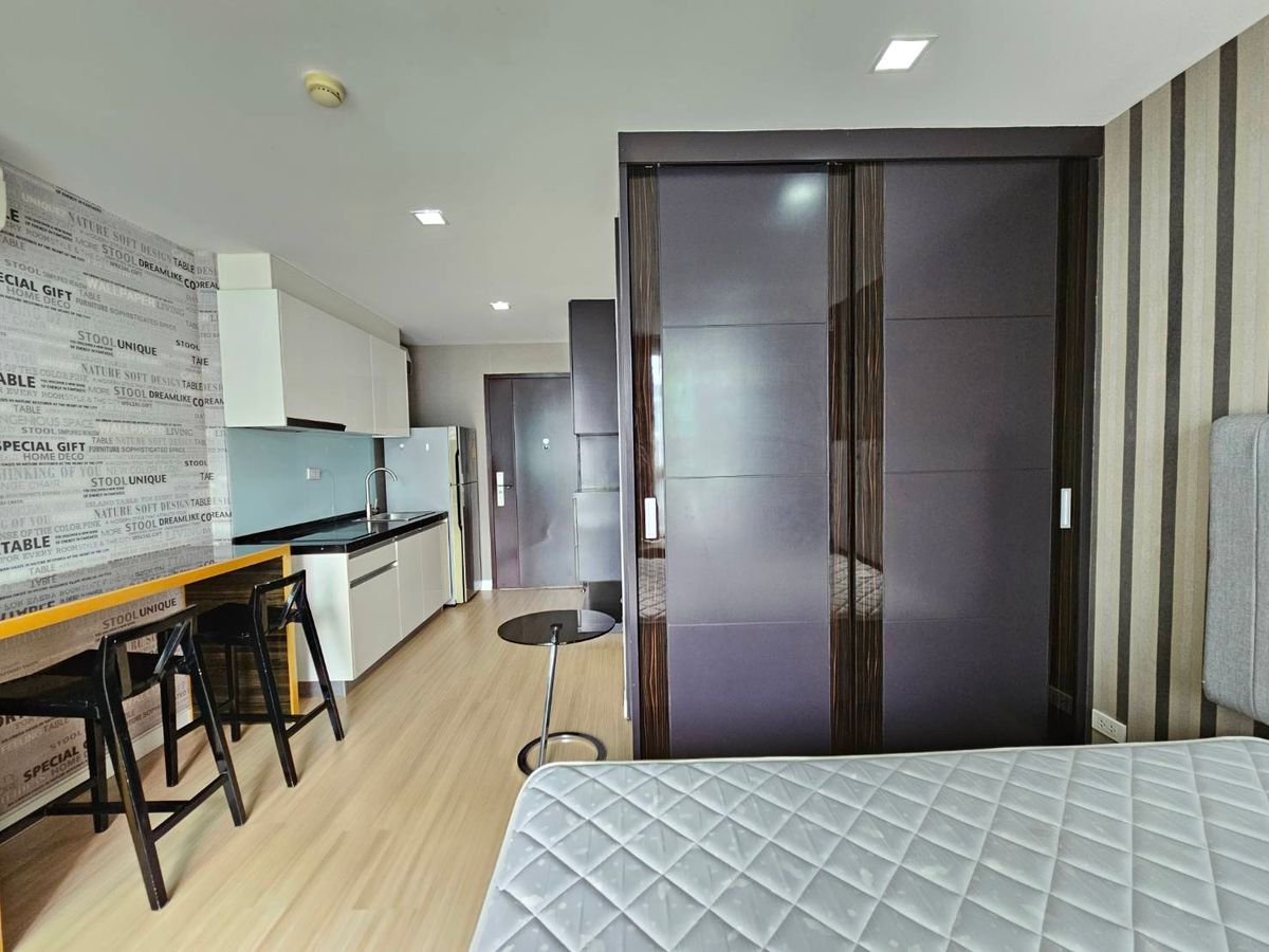 For RentCondoOnnut, Udomsuk : Rent a studio near BTS Punnawithi 🏙️ Swimming pool view 🏊‍♂️ High floor 🌇 Size 25 sq.m. 🏠