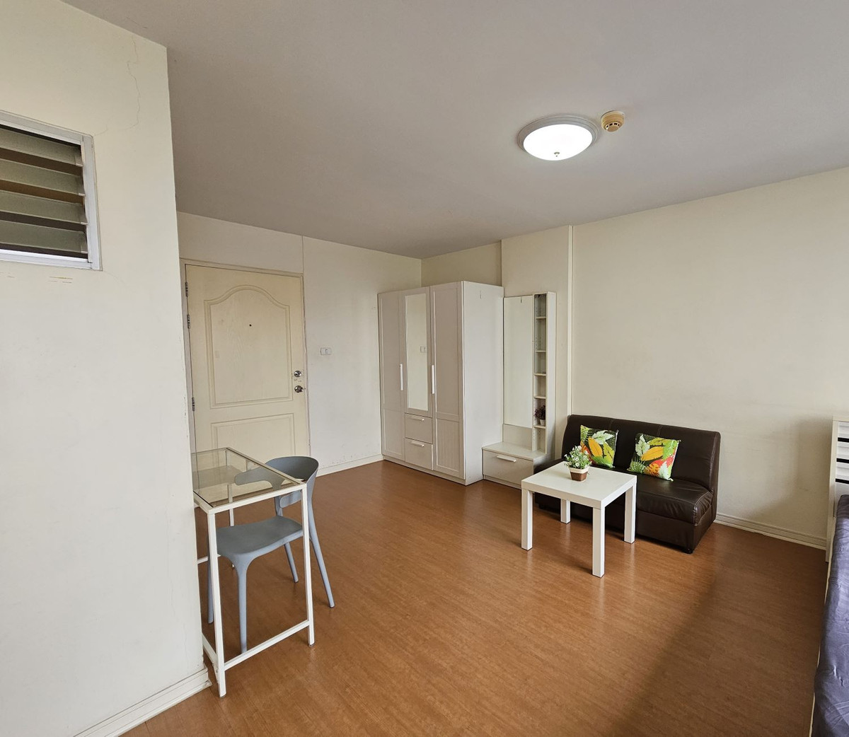 ให้เช่าคอนโดรัตนาธิเบศร์ สนามบินน้ำ พระนั่งเกล้า : ให้เช่าลุมพินีคอนโดทาวน์ รัตนาธิเบศร์ สตูดิโอ 25 ตรม. ชั้น 4 อาคาร D2 เฟอร์นิเจอร์ครบ การเดินทางสะดวก พร้อมอยู่ Lumpini Condo Town Rattanathibet For Rent