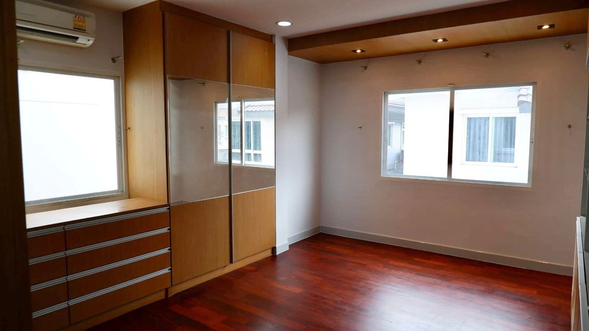 HousePattanakan, Srinakarin : Luxury detached house, Grand Bangkok Boulevard Rama 9 - Srinakarin (Krungthep Kreetha)