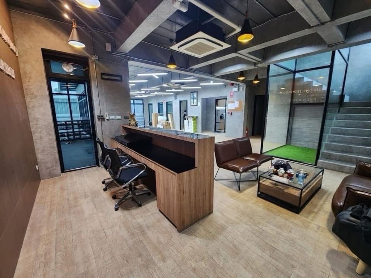 ขายสำนักงานนวมินทร์ รามอินทรา : 📌ขายด่วน ‼️อาคารสำนักงาน 4 ชั้น สุขาภิบาล 5 ขนาด 995 Sq.m (296 Sq.wa) ลดพิเศษเหลือเพียง 39 MB !! ติดต่อ 086-795-9997 จิมมี่