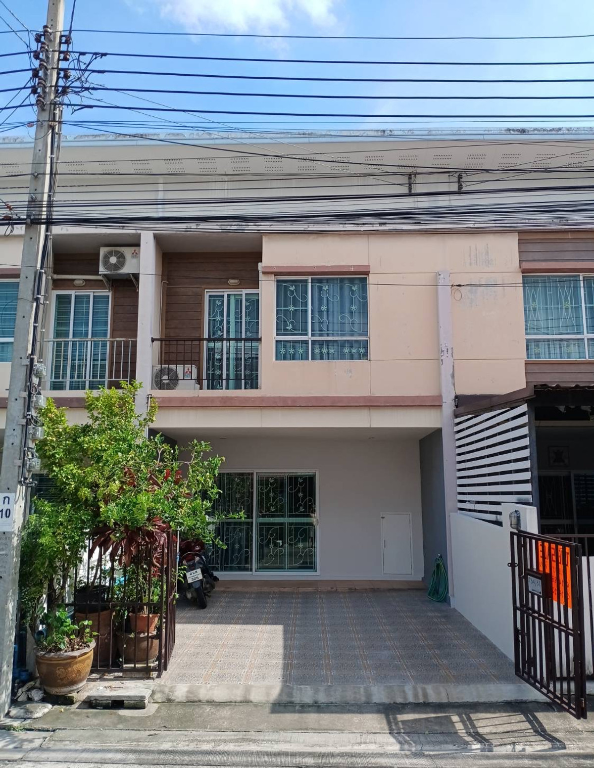 For SaleTownhomePattanakan, Srinakarin : 🏡 Urgent sale! 2 -story townhouse, Village Light, Phatthanakan 38, beautiful house, good location in a quiet village 🌿