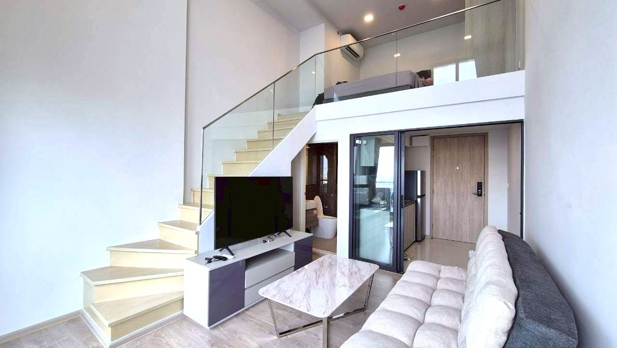 For RentCondoRama9, Petchburi, RCA : For rent: The Tree Pattanakarn–Ekkamai, top floor, walkable to the swimming pool and gym