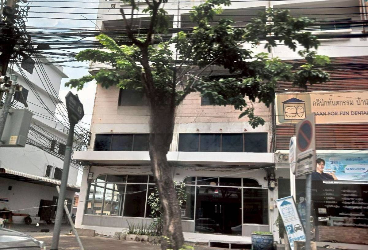 Shop HouseOnnut, Udomsuk : Sell/rent a commercial building behind 2 corners, 4 floors, Udomsuk Road, good location (N.1865)