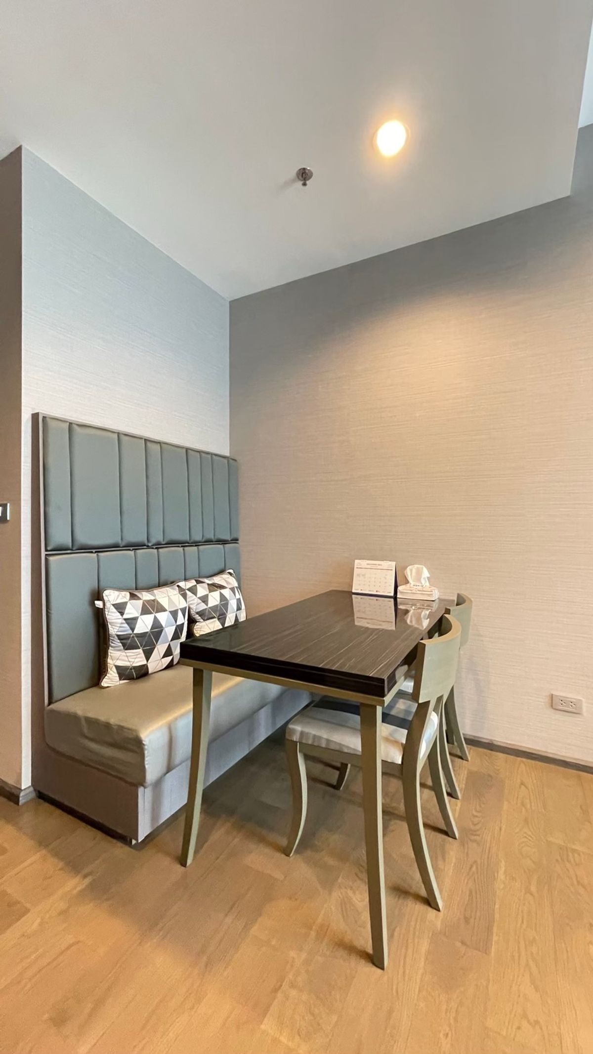 ให้เช่าคอนโดสาทร นราธิวาส : ให้เช่าคอนโด The Diplomat สาทร เฟอร์นิเจอร์ครบ (S03-2131)