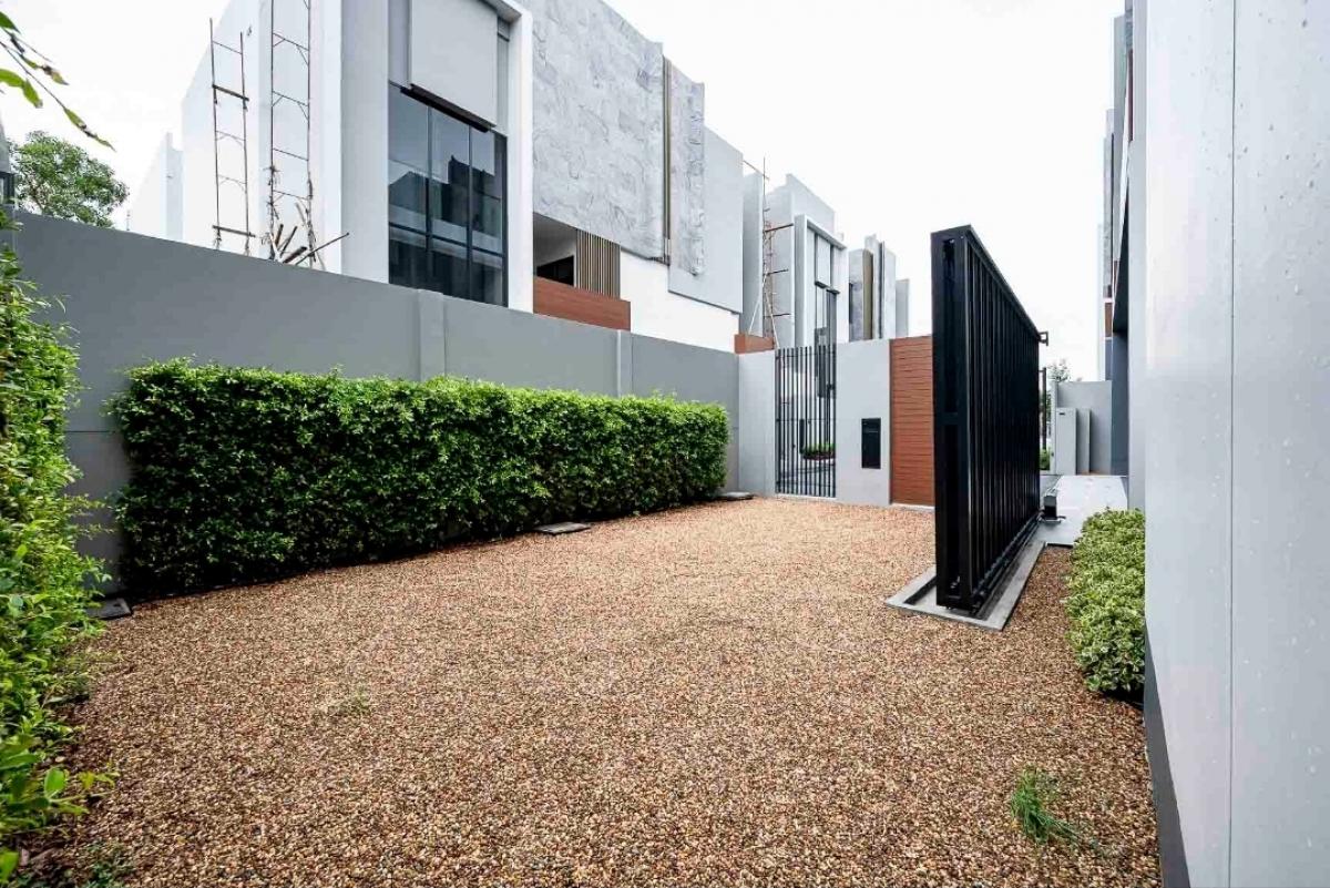 ขายบ้านพัฒนาการ ศรีนครินทร์ : 28/02/2026, บ้านหรู 5 ห้องนอน บนที่ดินกว้าง 107 ตรว. BuGaan Krungthep Kreetha ราคาพิเศษ 69 ล้านเท่านั้น!