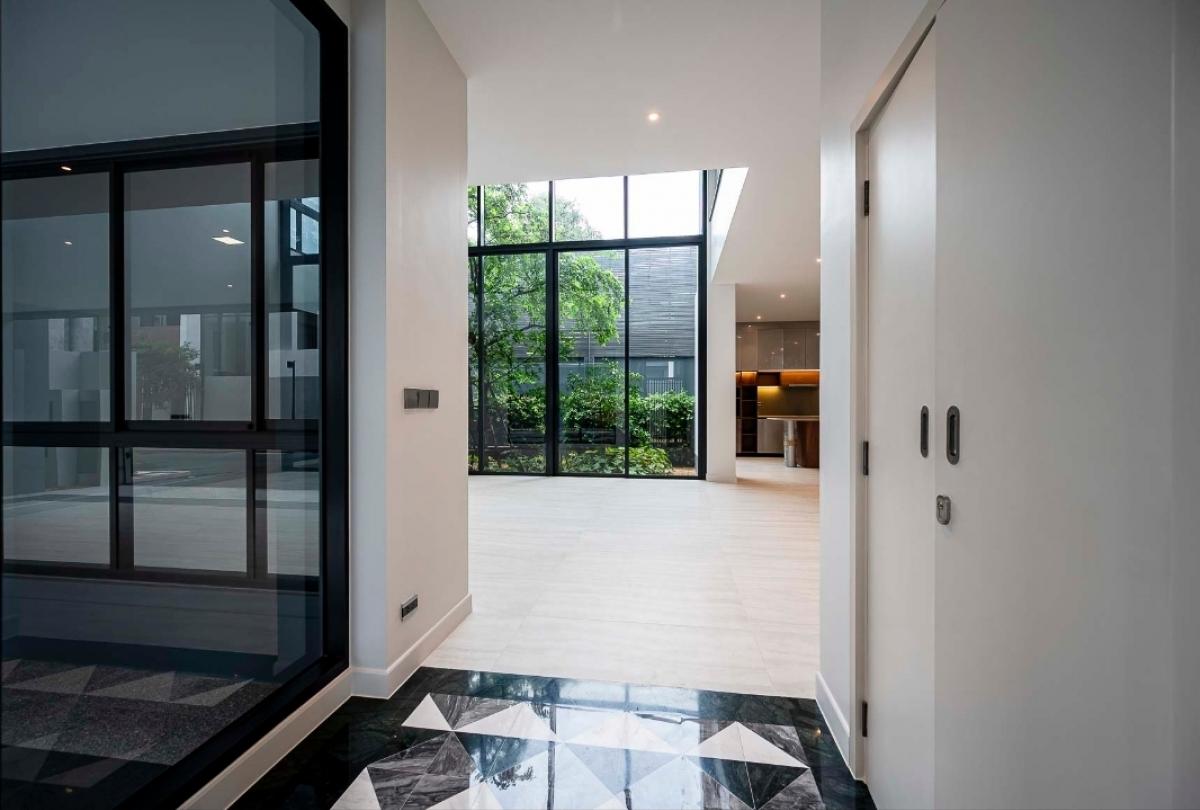 ขายบ้านพัฒนาการ ศรีนครินทร์ : 28/02/2026, บ้านหรู 5 ห้องนอน บนที่ดินกว้าง 107 ตรว. BuGaan Krungthep Kreetha ราคาพิเศษ 69 ล้านเท่านั้น!