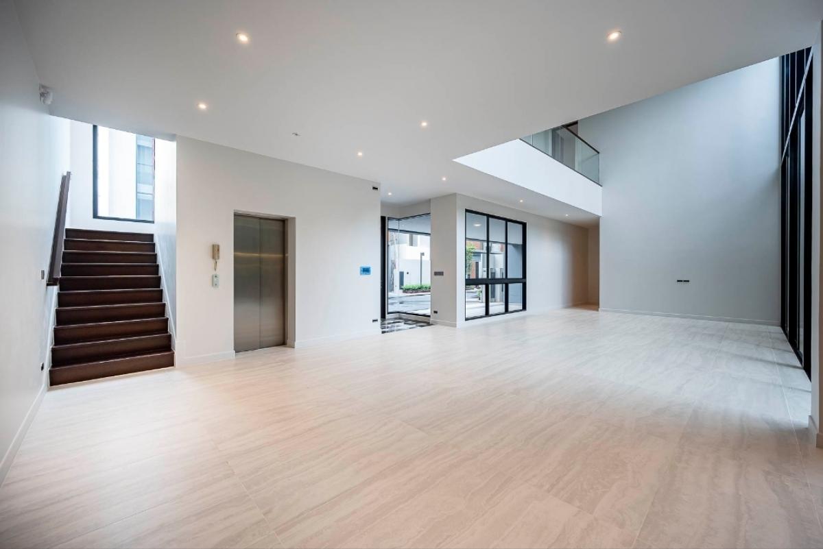 ขายบ้านพัฒนาการ ศรีนครินทร์ : 28/02/2026, บ้านหรู 5 ห้องนอน บนที่ดินกว้าง 107 ตรว. BuGaan Krungthep Kreetha ราคาพิเศษ 69 ล้านเท่านั้น!