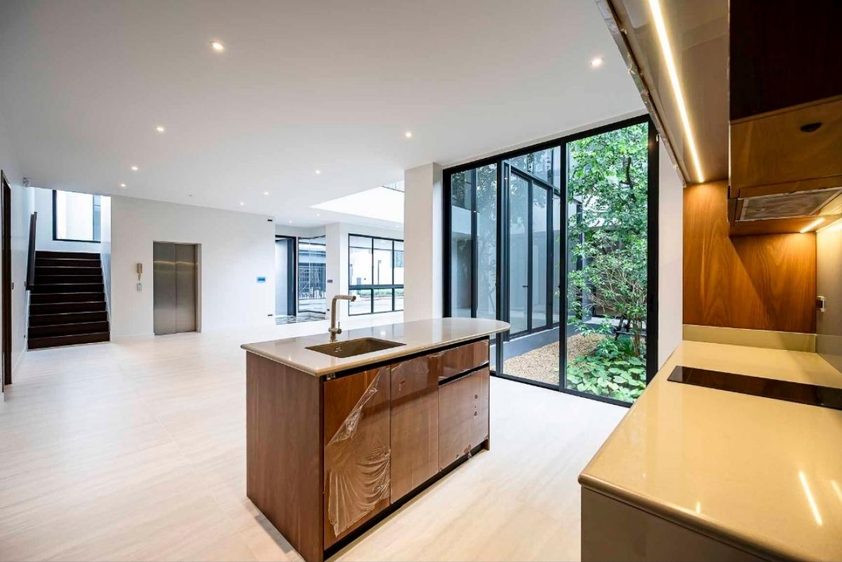 ขายบ้านพัฒนาการ ศรีนครินทร์ : 28/02/2026, บ้านหรู 5 ห้องนอน บนที่ดินกว้าง 107 ตรว. BuGaan Krungthep Kreetha ราคาพิเศษ 69 ล้านเท่านั้น!