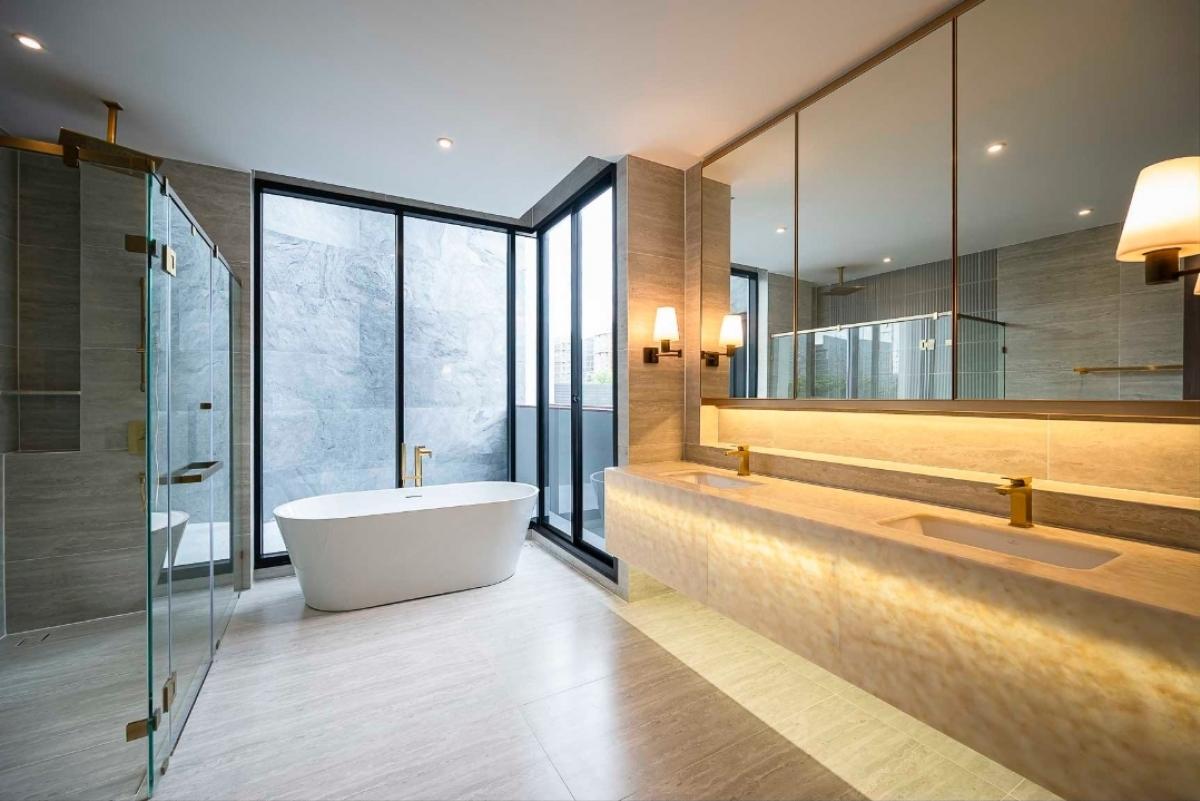 ขายบ้านพัฒนาการ ศรีนครินทร์ : 28/02/2026, บ้านหรู 5 ห้องนอน บนที่ดินกว้าง 107 ตรว. BuGaan Krungthep Kreetha ราคาพิเศษ 69 ล้านเท่านั้น!