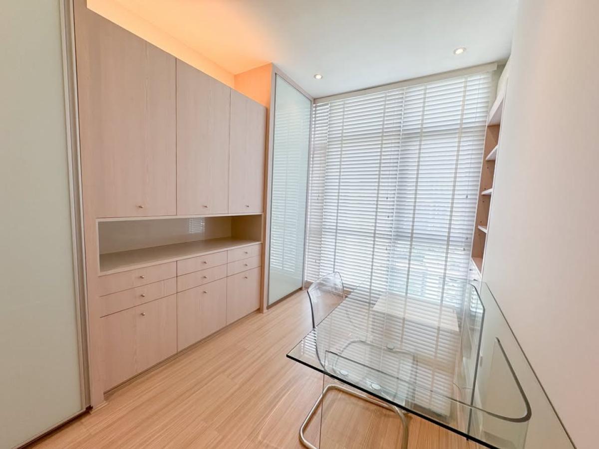 For RentCondoWitthayu, Chidlom, Langsuan, Ploenchit : 03/04/2026, Luxury in the heart of the city! 2-bedroom Grand Langsuan near BTS Chit Lom
Spacious area of 144 sqm with swimming pool and fitness. Rent price 100,000 THB/month 0642748883