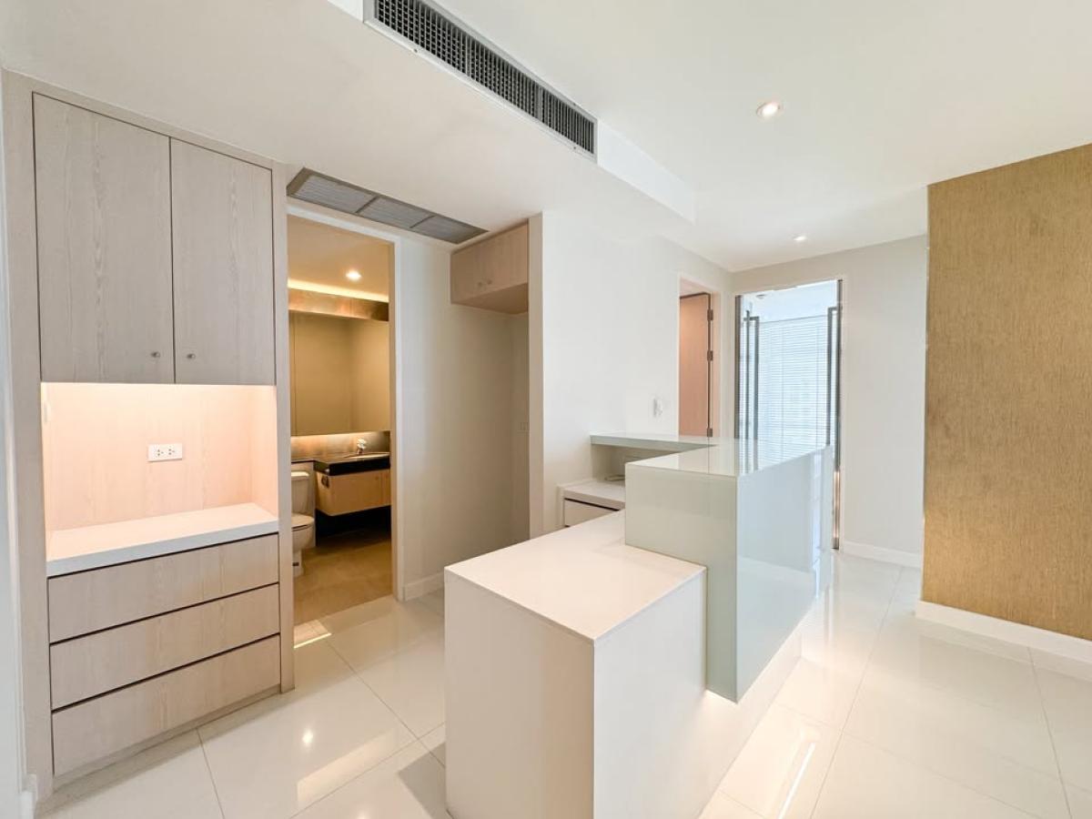 For RentCondoWitthayu, Chidlom, Langsuan, Ploenchit : 03/04/2026, Luxury in the heart of the city! 2-bedroom Grand Langsuan near BTS Chit Lom
Spacious area of 144 sqm with swimming pool and fitness. Rent price 100,000 THB/month 0642748883