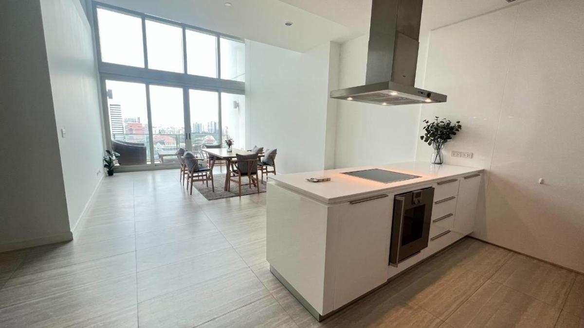 For RentCondoWitthayu, Chidlom, Langsuan, Ploenchit : 03/04/2026, Luxury! 2-bedroom condo 185 Rajadamri near BTS Ratchadamri
Spacious area of 160 sq.m. with fitness center and swimming pool for only 200,000 baht/month! 0642748883