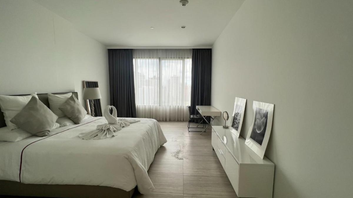 For RentCondoWitthayu, Chidlom, Langsuan, Ploenchit : 03/04/2026, Luxury! 2-bedroom condo 185 Rajadamri near BTS Ratchadamri
Spacious area of 160 sq.m. with fitness center and swimming pool for only 200,000 baht/month! 0642748883