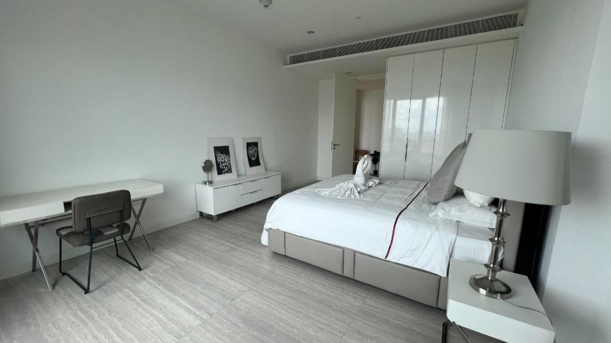 For RentCondoWitthayu, Chidlom, Langsuan, Ploenchit : 03/04/2026, Luxury! 2-bedroom condo 185 Rajadamri near BTS Ratchadamri
Spacious area of 160 sq.m. with fitness center and swimming pool for only 200,000 baht/month! 0642748883
