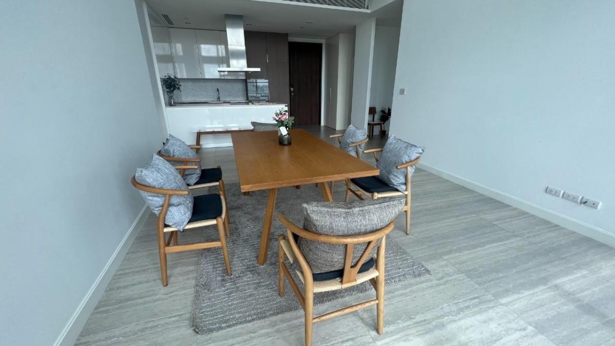 For RentCondoWitthayu, Chidlom, Langsuan, Ploenchit : 03/04/2026, Luxury! 2-bedroom condo 185 Rajadamri near BTS Ratchadamri
Spacious area of 160 sq.m. with fitness center and swimming pool for only 200,000 baht/month! 0642748883
