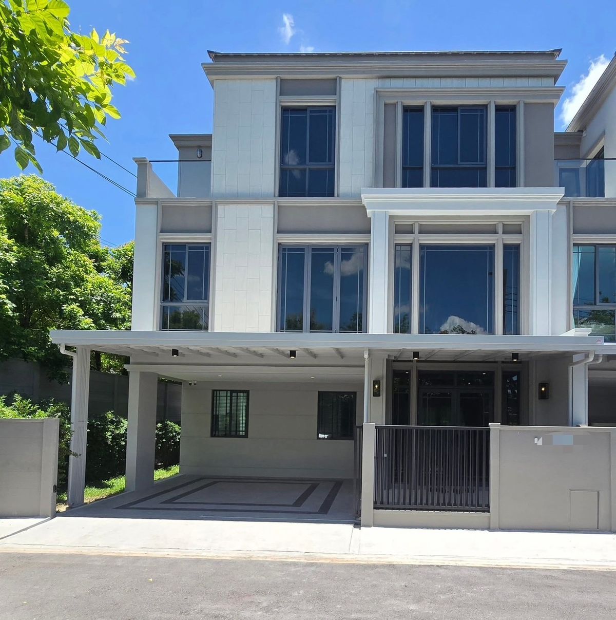 For RentOnnut, Udomsuk : New house ready to move in Baan Klang Class, Sukhumvit 77 (company registration)
