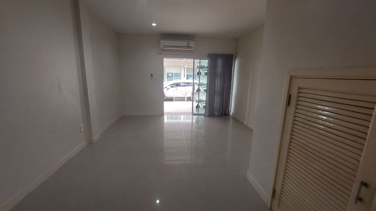 For SaleTownhomeMin Buri, Romklao : Townhome for sale, Nalin Avenue Village, 2 Ramkhamhaeng 144, near the Orange Line