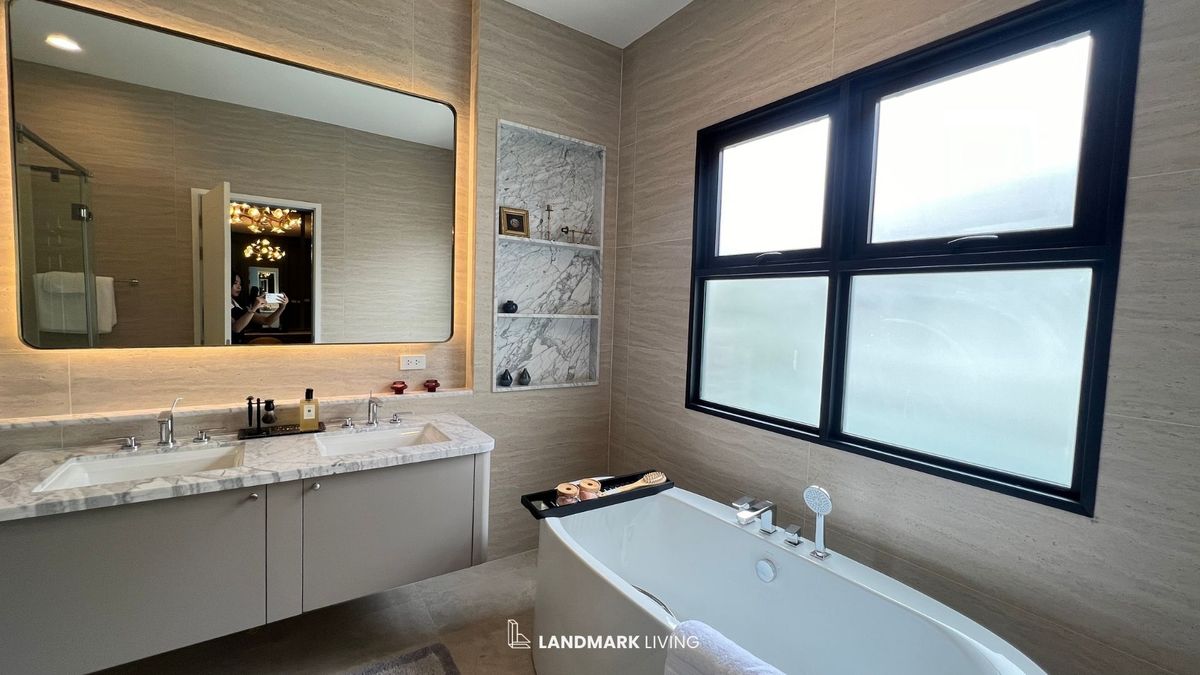 For SaleHousePattanakan, Srinakarin : ✨ Everything as in the picture Ready to move in. 🏡 Narinsiri Krungthep Kreetha. Real touch. Receive premium deals before anyone else at Landmark Living 💯