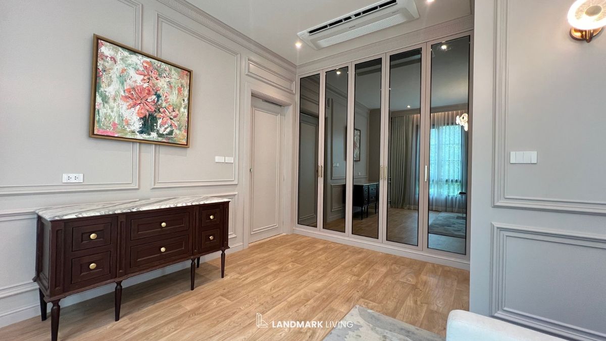 For SaleHousePattanakan, Srinakarin : ✨ Everything as in the picture Ready to move in. 🏡 Narinsiri Krungthep Kreetha. Real touch. Receive premium deals before anyone else at Landmark Living 💯