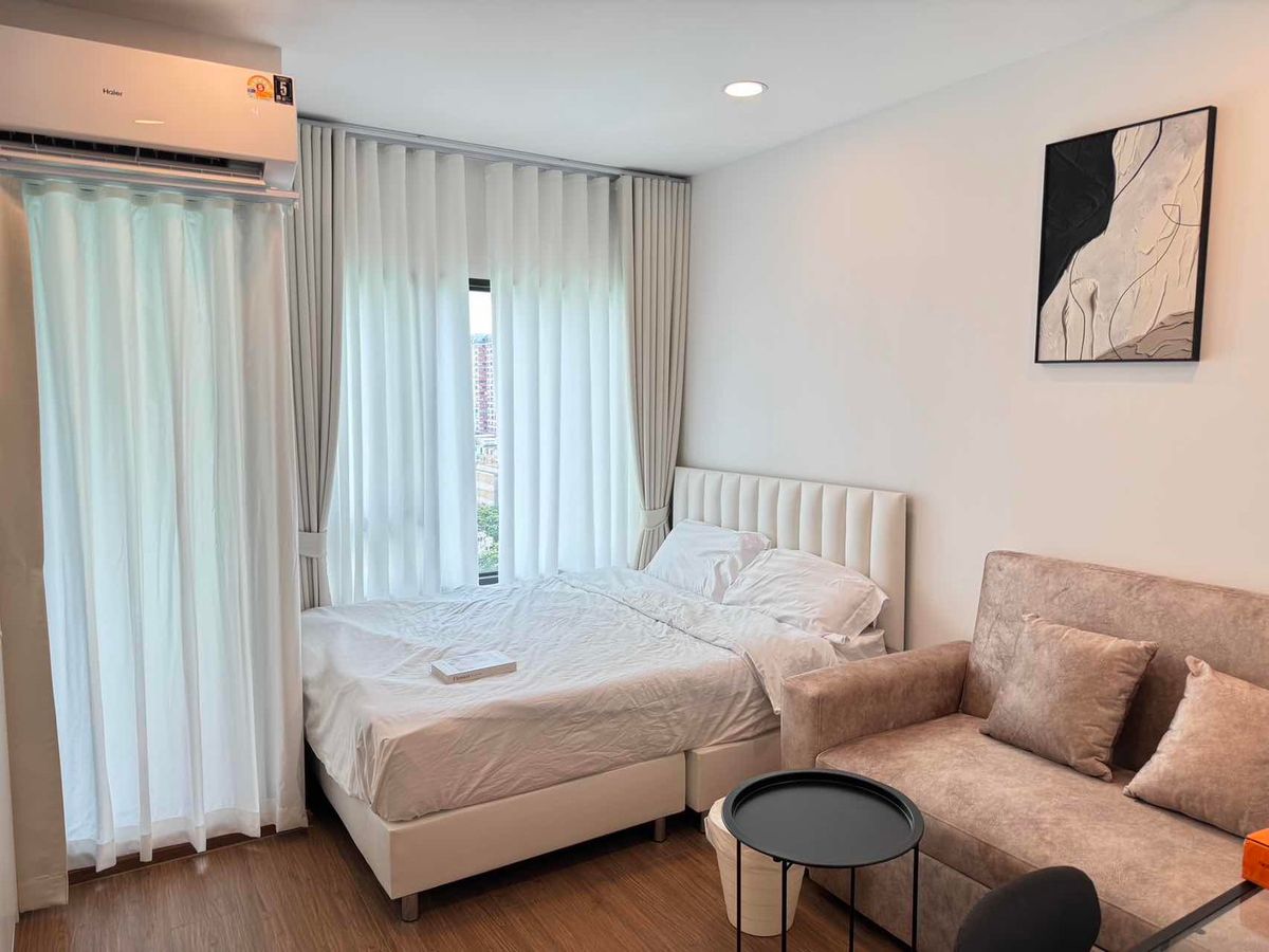 For RentCondoRamkhamhaeng, Hua Mak : The Livin Ramkhamhaeng Condo for Rent. The condo is fully decorated with only 100 meters to Interchange Lamsalee !!