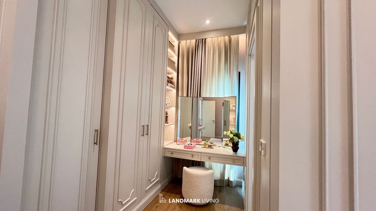 For SaleHousePattanakan, Srinakarin : ✨ Everything as in the picture Ready to move in. 🏡 Narinsiri Krungthep Kreetha. Real touch. Receive premium deals before anyone else at Landmark Living 💯