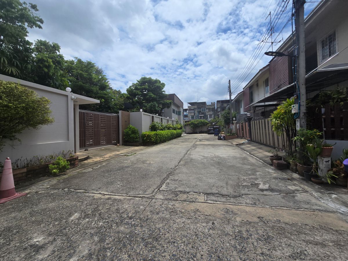 ขายทาวน์โฮมปิ่นเกล้า จรัญสนิทวงศ์ : ขาย ทาวน์โฮม บ้านศศิวรรณ สวนผัก  หลังริม เนื้อที่ 37.6 ตร.ว  อารมณ์สไตล์บ้านเดี่ยว  