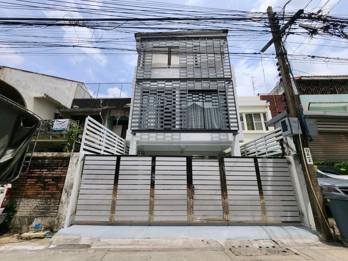 For RentTownhomeOnnut, Udomsuk : Newly Renovated Townhome, near Bangchak BTS station, only 5 minutes walk 🔥