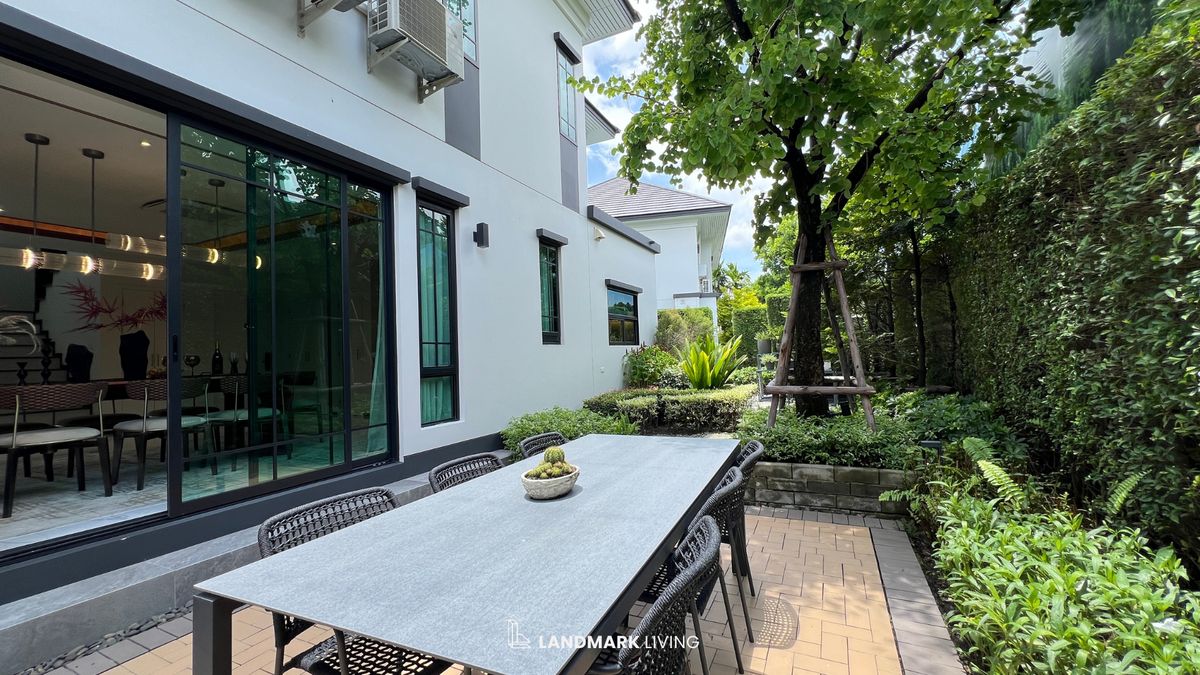 For SaleHouseBang kae, Phetkasem : ✨ Everything as in the picture Ready to move in. Luxury house That you cant miss Give you a special deal from Landmark Living 💯