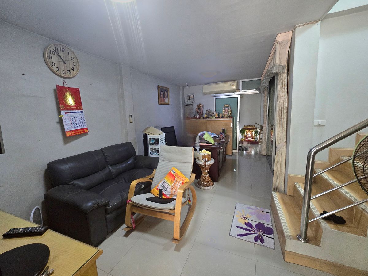 ขายทาวน์โฮมปิ่นเกล้า จรัญสนิทวงศ์ : ขาย ทาวน์โฮม บ้านศศิวรรณ สวนผัก  หลังริม เนื้อที่ 37.6 ตร.ว  อารมณ์สไตล์บ้านเดี่ยว  