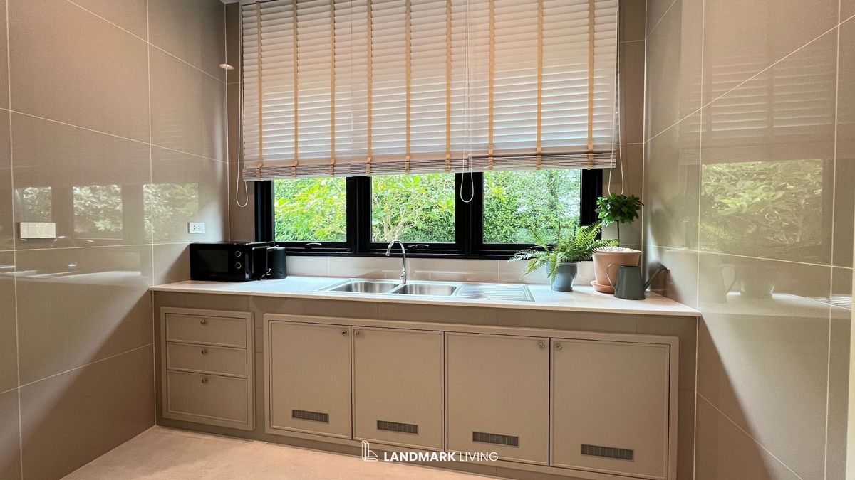 For SaleHousePattanakan, Srinakarin : ✨ Everything as in the picture Ready to move in. 🏡 Narinsiri Krungthep Kreetha. Real touch. Receive premium deals before anyone else at Landmark Living 💯