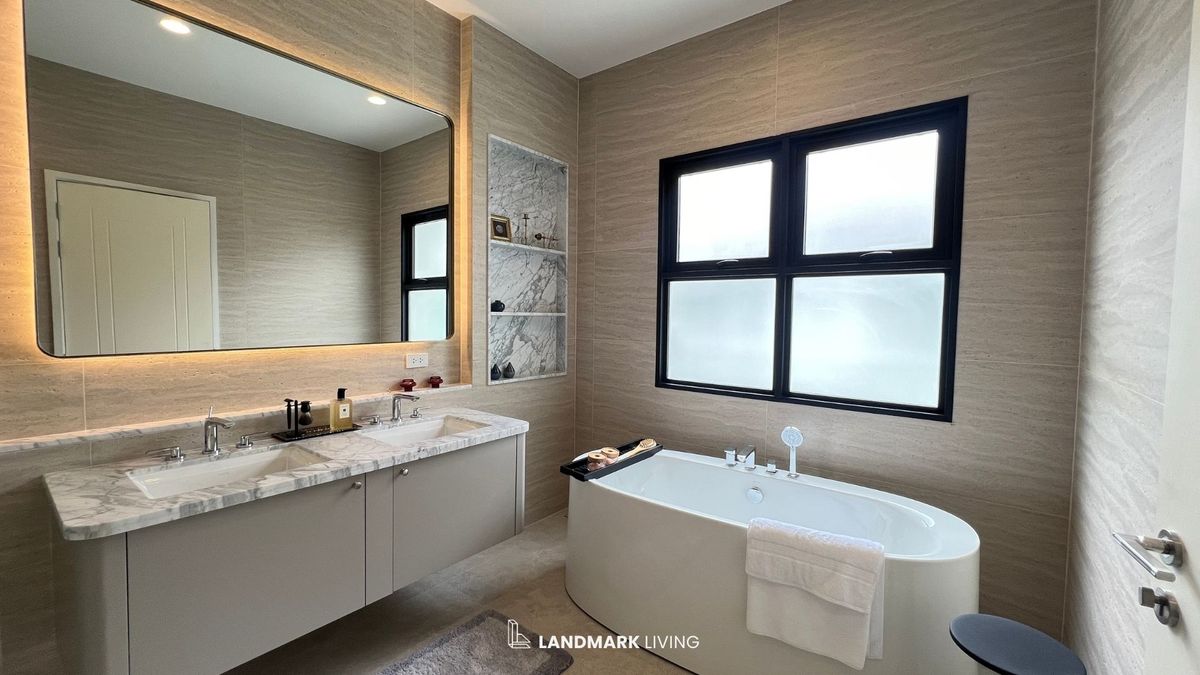 For SaleHousePattanakan, Srinakarin : ✨ Everything as in the picture Ready to move in. 🏡 Narinsiri Krungthep Kreetha. Real touch. Receive premium deals before anyone else at Landmark Living 💯