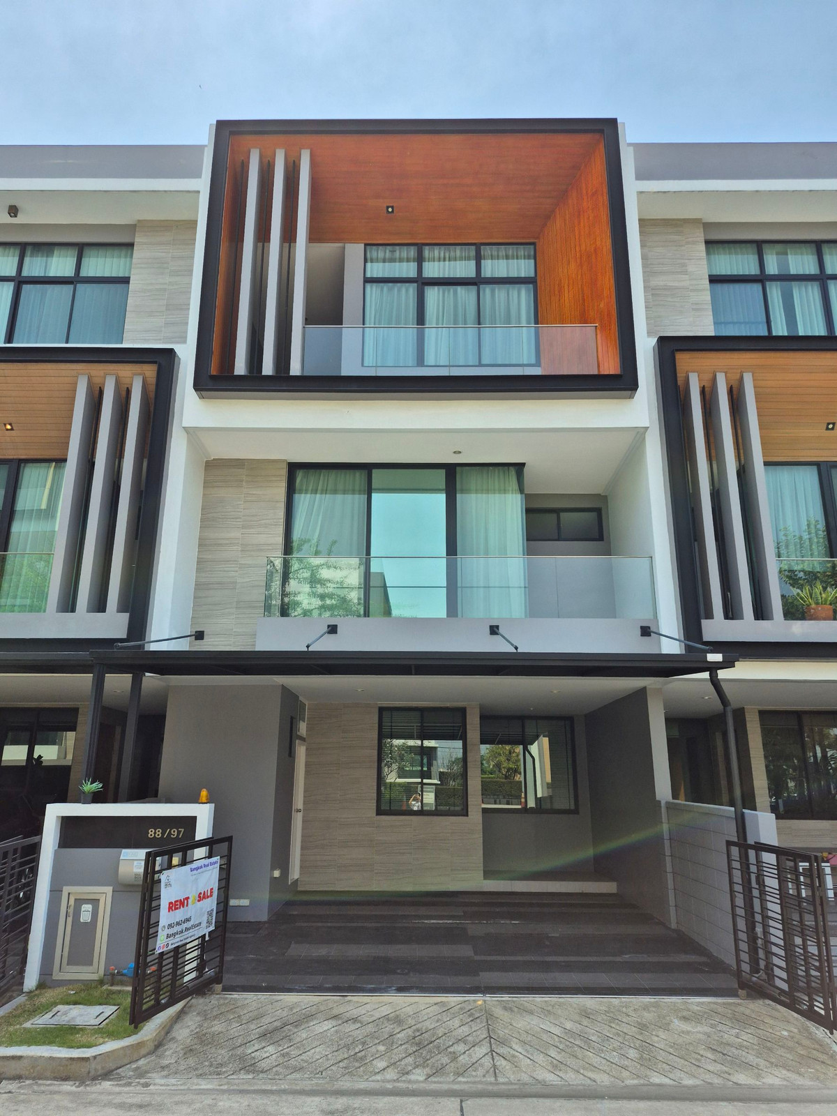 ทาวน์โฮมพัฒนาการ ศรีนครินทร์ : Modern Luxury Town Home⭐3 Bedroom⭐Krungthep Kreetha - Phatthanakan Road 