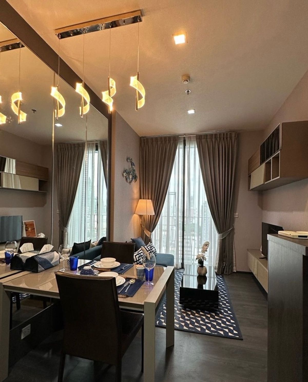 For RentCondoSukhumvit, Asoke, Thonglor : Rental by Sansiri Sukhumvit 23, beautiful furniture near BTS Asoke. Interested in Atline.@841QLNR