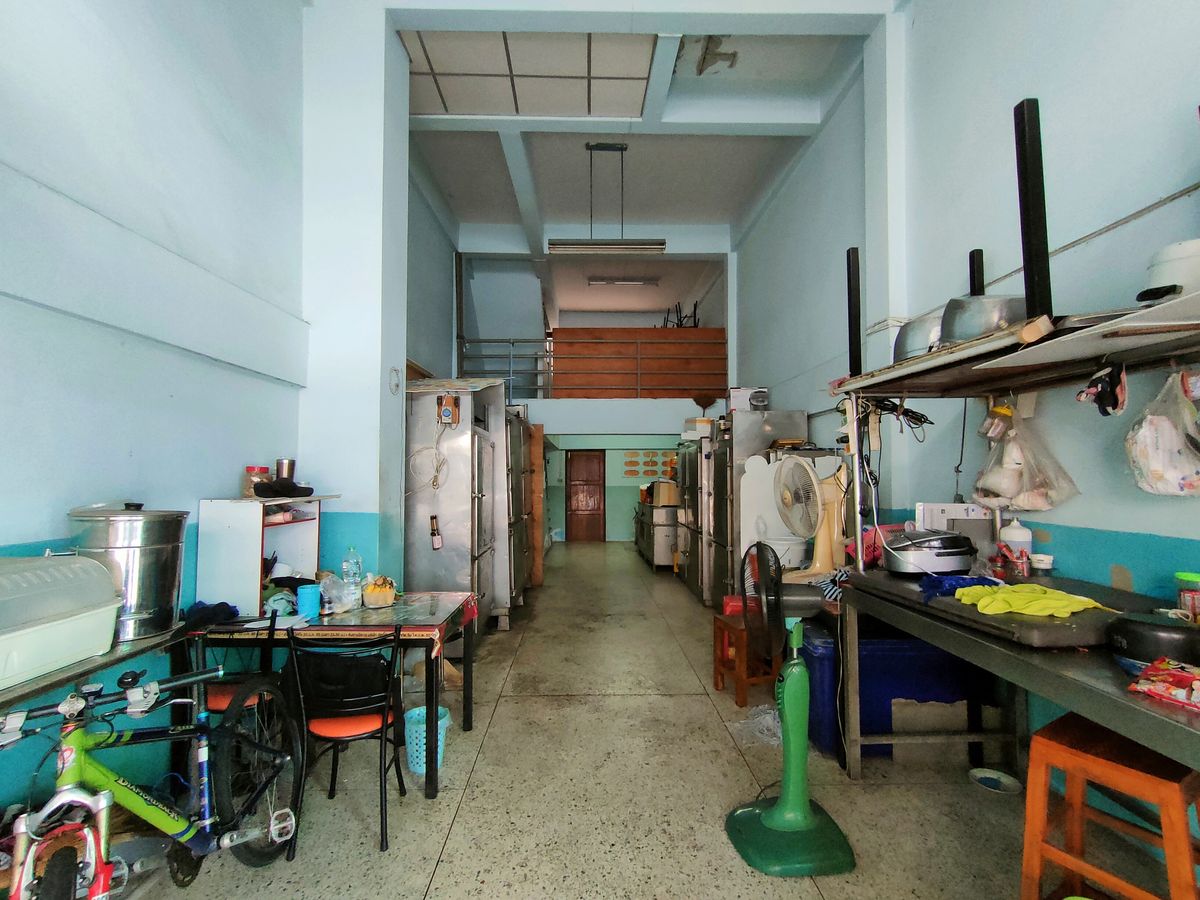 For SaleShop HouseSamut Prakan,Samrong : Urgent sale !! a 4.5-storey Commercial building 16 sq m., on Main Road of Denchai Village, Bang Muang-Theparak, good location, near the yellow line, MRT Thipawan and BTS Samrong.