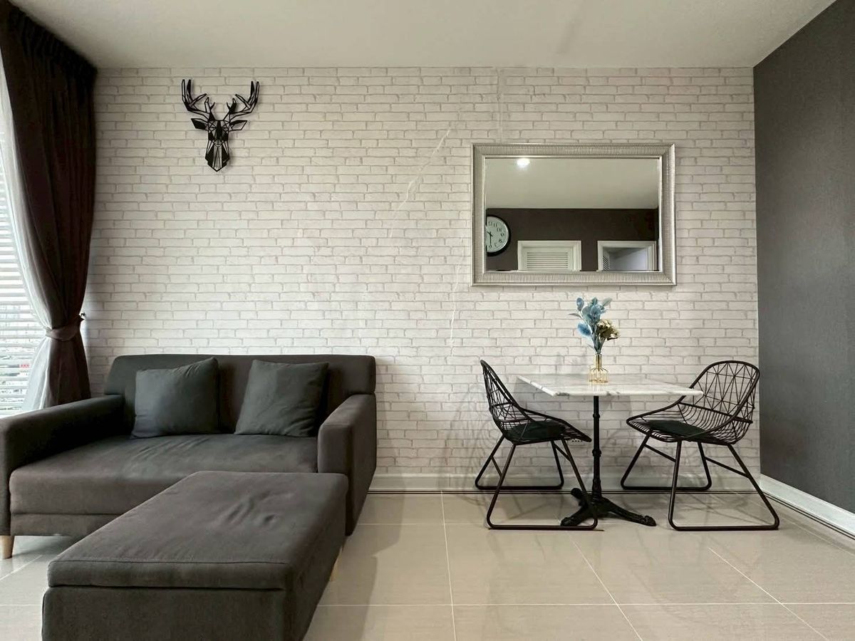For RentCondoRama9, Petchburi, RCA : For Rent – TC Green Rama 9. Corner unit, 19th floor, Building C with southwest-facing balcony, very private and fully furnished with a rare closed kitchen (only 2 units per floor have this layout). Move-in ready with complete built-in furniture and app...