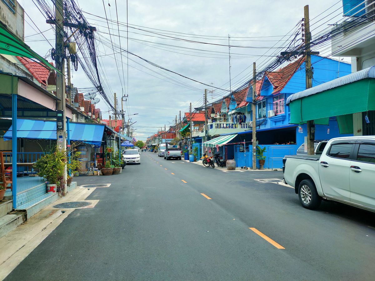 For SaleShop HouseSamut Prakan,Samrong : Urgent sale !! a 4.5-storey Commercial building 16 sq m., on Main Road of Denchai Village, Bang Muang-Theparak, good location, near the yellow line, MRT Thipawan and BTS Samrong.