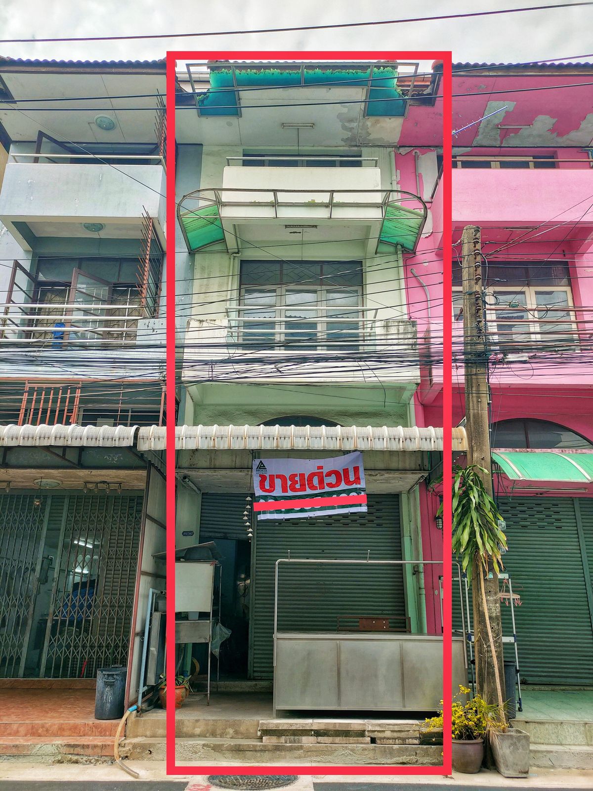 For SaleShop HouseSamut Prakan,Samrong : Cheap !! Commercial building 4.5, 16 sq.w., next to Nanman Road in front of Denchai Village Some cities-Thepharak, good location, near the Yellow Line MRT Thippawan and BTS Samrong