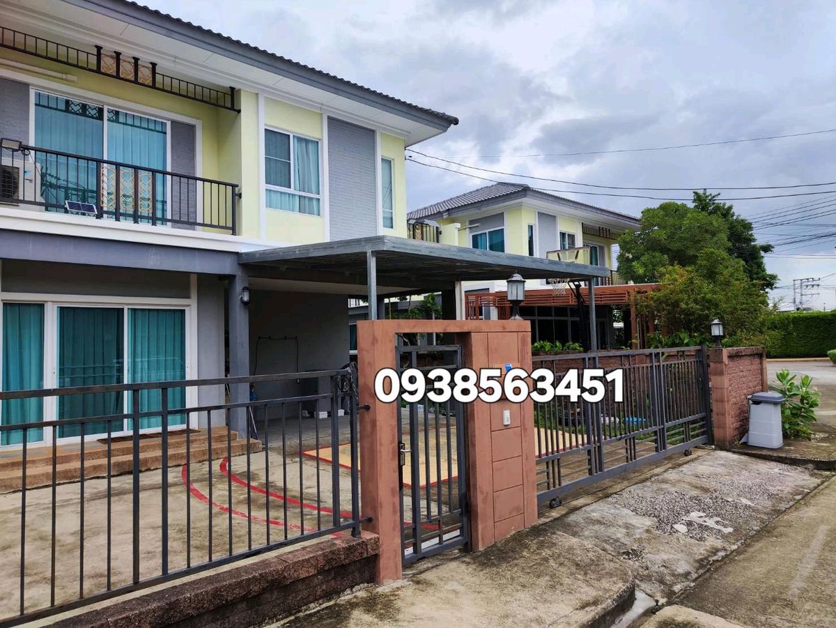 For RentHousePattanakan, Srinakarin : House for rent 60,000 month.
3 bedroom 3 bathroom 2 parking 
Pattanakarn 38.