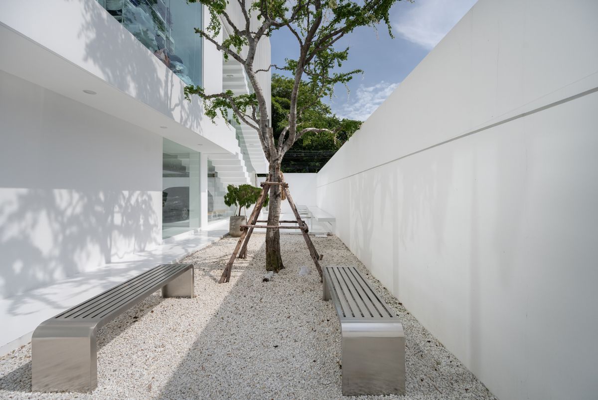 ขายโฮมออฟฟิศลาดพร้าว เซ็นทรัลลาดพร้าว : เจ้าของพร้อมขาย ราคาต่อรองได้  HomeOffice ใจกลางลาดพร้าว  26 ที่ดิน 97 ตร.วา  พื้นที่ใช้สอยกว่า 900 ตร.ม. พร้อมลิฟท์ และสระว่ายน้ำ