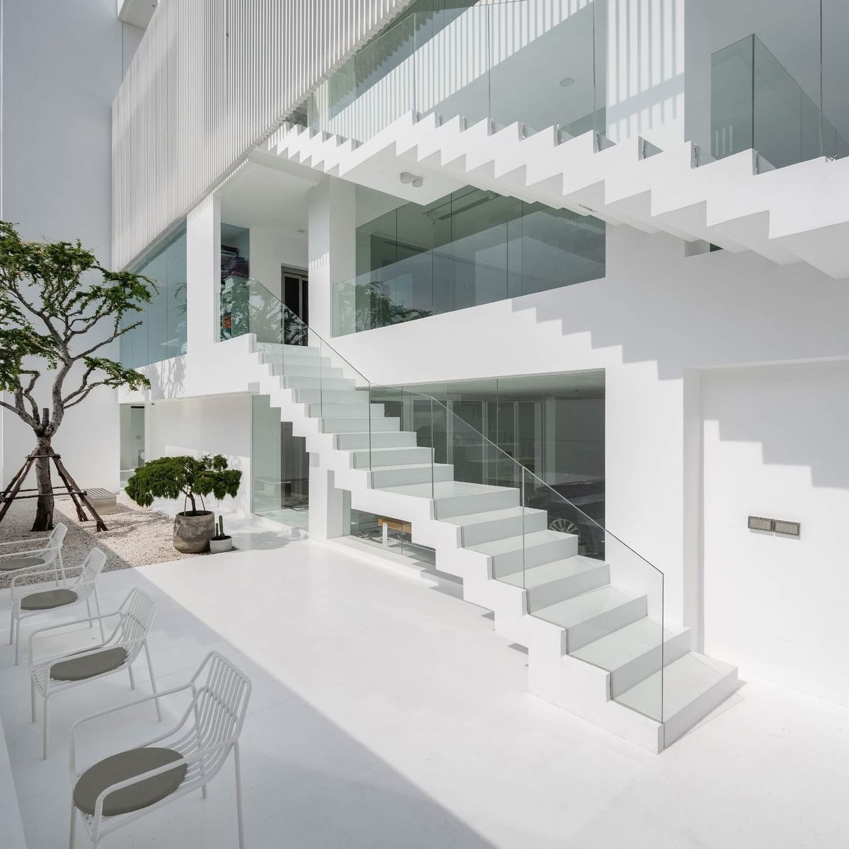 ขายโฮมออฟฟิศลาดพร้าว เซ็นทรัลลาดพร้าว : เจ้าของพร้อมขาย ราคาต่อรองได้  HomeOffice ใจกลางลาดพร้าว  26 ที่ดิน 97 ตร.วา  พื้นที่ใช้สอยกว่า 900 ตร.ม. พร้อมลิฟท์ และสระว่ายน้ำ