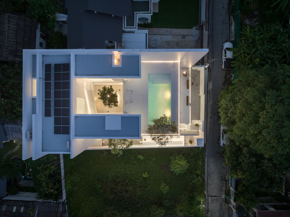 ขายโฮมออฟฟิศลาดพร้าว เซ็นทรัลลาดพร้าว : เจ้าของพร้อมขาย ราคาต่อรองได้  HomeOffice ใจกลางลาดพร้าว  26 ที่ดิน 97 ตร.วา  พื้นที่ใช้สอยกว่า 900 ตร.ม. พร้อมลิฟท์ และสระว่ายน้ำ