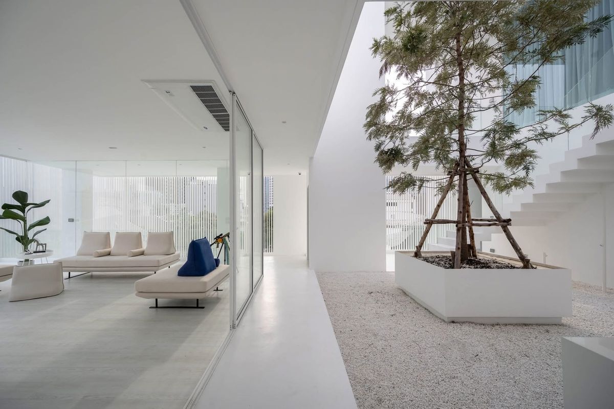 ขายโฮมออฟฟิศลาดพร้าว เซ็นทรัลลาดพร้าว : เจ้าของพร้อมขาย ราคาต่อรองได้  HomeOffice ใจกลางลาดพร้าว  26 ที่ดิน 97 ตร.วา  พื้นที่ใช้สอยกว่า 900 ตร.ม. พร้อมลิฟท์ และสระว่ายน้ำ